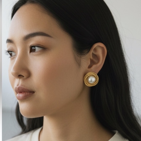 🌺 Vintage Gold and Pearl Earrings - Picture 6 of 6